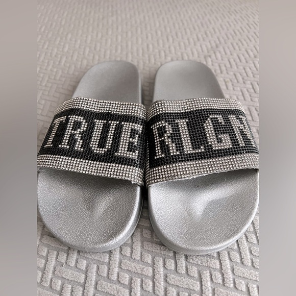 True Religion Slides - Picture 2 of 10